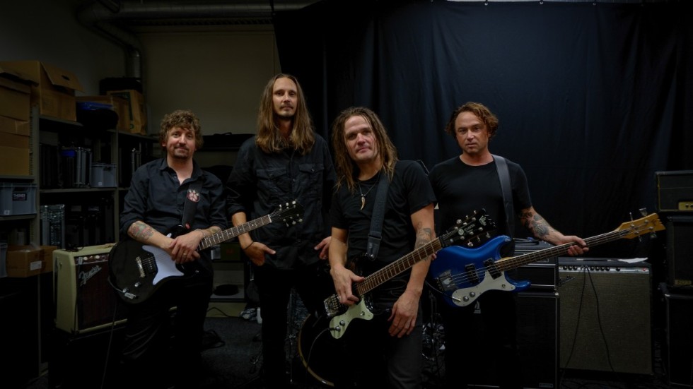 Bandet Dollhouse från vänster: Karl-Rasmus Bringeland på gitarr, Marcus Sjöberg på trummor, Chris Winter på sång och gitarr och Henrik Boman på bas. Nu är de tillbaka på obestämd tid och på sina egna villkor. 
