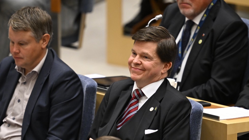 Visst har han anledning att se nöjd ut, Sveriges återvalde talman Andreas Norlén.