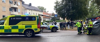 Man i 20-årsåldern påkörd på övergångsställe: ✓Förd till sjukhus ✓Föraren misstänkt för brott