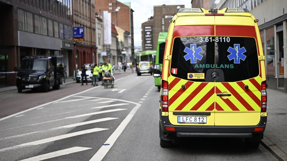 Polis och ambulans på plats i centrala Malmö efter att en person blivit knivskuren.