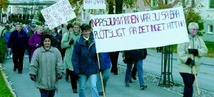 Tusen i demonstration: 
Nu menar vi allvar