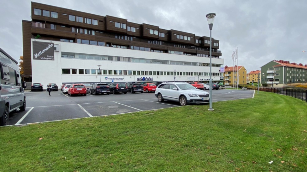 Fastighetsägaren till Hettemarkshuset har ändrat sig och vill nu kombinera p-hus och kontor på ytan där man förra året fick bygglov för ett parkeringshus.