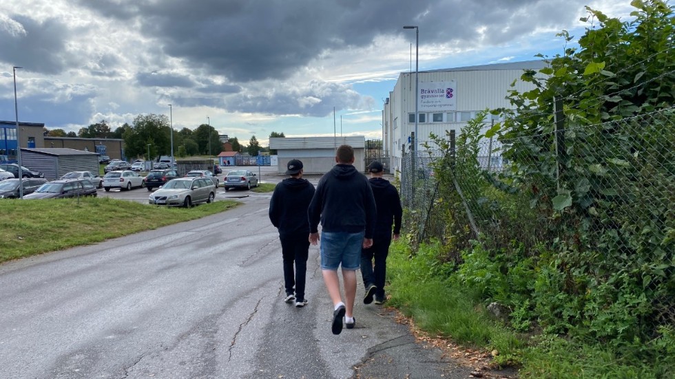 Albin Lindkvist, Eddie Pettersson och en klasskompis missade skolvalet på grund av sin praktik. "Men jag röstade SD i vanliga valet", säger Albin. Och Eddie berättar att han gjorde detsamma. Orsak: De höga bränslepriserna som slukar deras studiestöd.