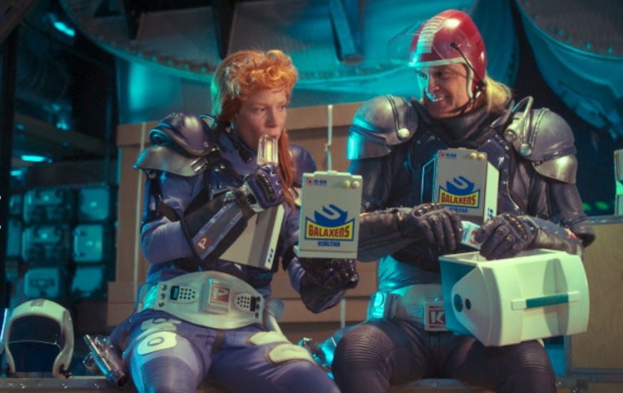 Maja Rung och Johan Rheborg som Penny och Kenny Starfighter i "Kenny Starfighter – Dr Deo slår tillbaka". Pressbild.
