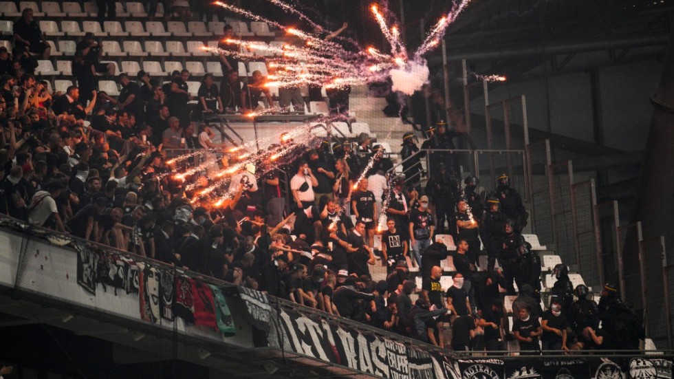 Fyrverkeripjäser fyrades av vid Eintracht Frankfurts bortasektion i Marseille förra veckan. Arkivbild.