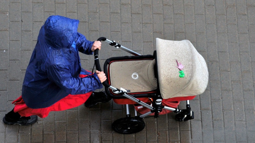 Larmet tjöt i butiken och personalen upptäckte kläder som mamman inte hade betalat för i barnvagnen. 