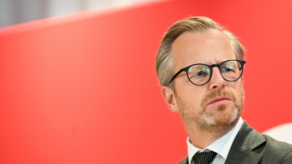Fallande bostadspriser - men ingen krasch i sikte, enligt finansminister Mikael Damberg (S).
