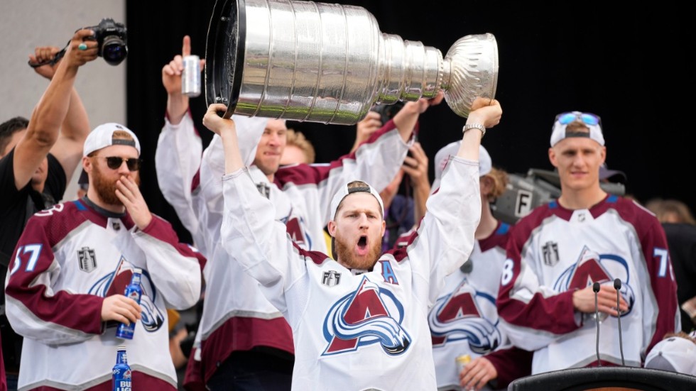 Colorados Nathan MacKinnon lyfter Stanley Cup-bucklan. Arkivbild.