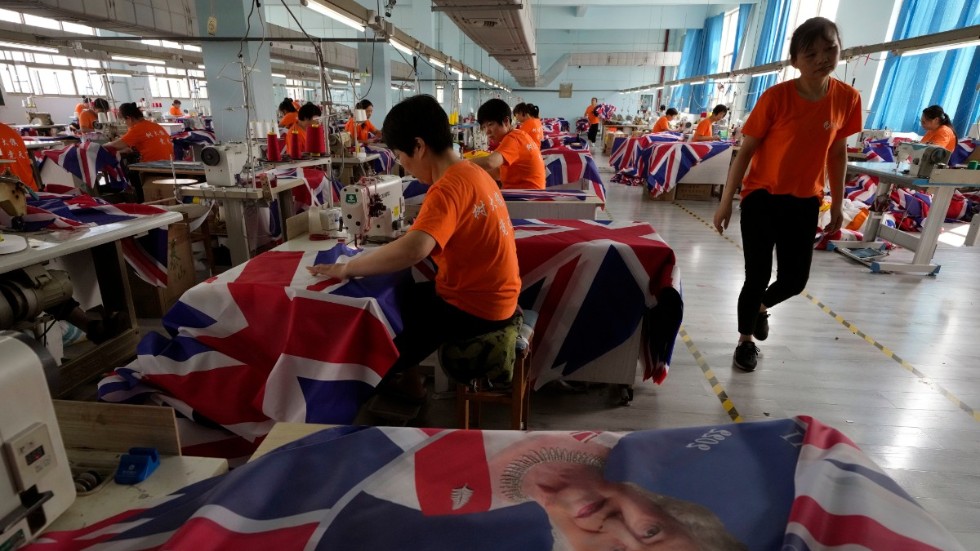 Anställda syr brittiska flaggor vid Shaoxing Chuangdong Tour Articles.