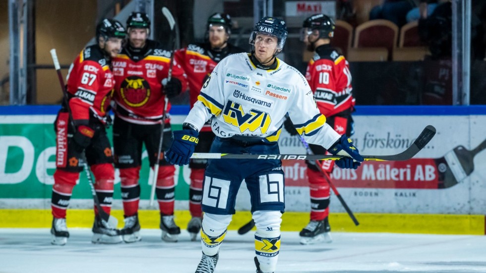 Daniel Glad i HV71 deppar när Luleåspelare firar ett av sina mål i SHL-premiären.