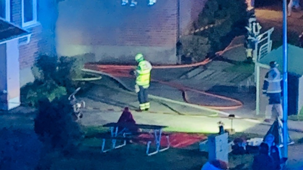 Branden i källaren i flerfamiljshuset kunde släckas snabbt så alla boende kunde stanna i sina lägenheter under natten. 