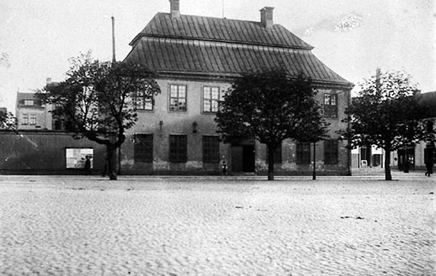 Härifrån, det gamla rådhuset vid Tyska torget, styrdes Norrköping när de borgerliga ännu hade makten.