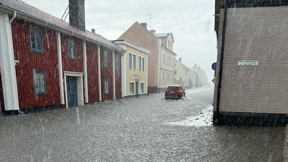 Skyfall på Hamngatan i Västervik den 15 juli 2024.