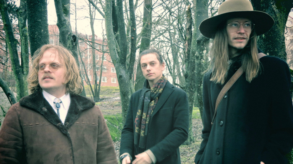 Anton Andersson är trummis (Vänster), Ville Nilsson på bas (mitten) och Fredrik Sjöström på gitarr och sång (höger).