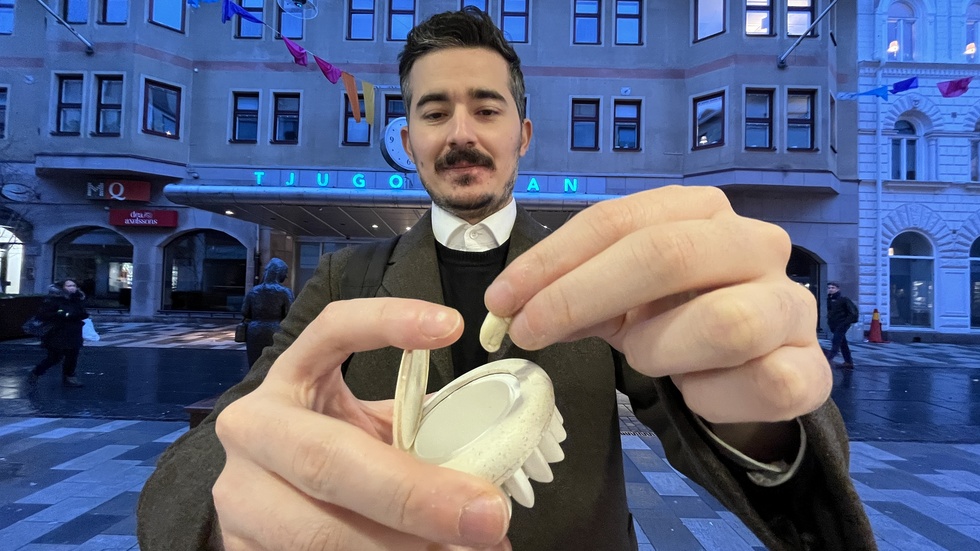 Saad Abbdelaziz, Wisalsson AB, visar tuggummiförpackningen som har en skräpbehållare på sidan. 