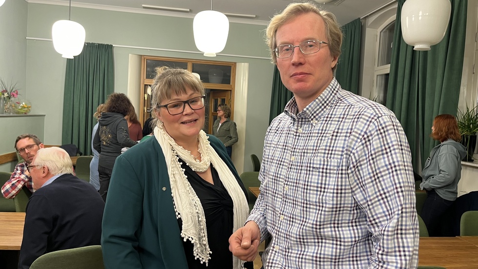 Caroline Gustavsson och Ulric Nilsson från Centerpartiet i Söderköping ställer kritiska frågor om arvoden och tilltro då fullmäktigepolitikerna i Söderköping möts i morgon måndag. 