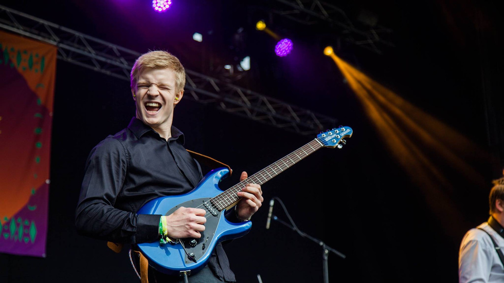 Marcus Lillsebbas är utbildad musiklärare och jobbar med klasser i årskurs 3-9 i Ersmark, Kåge och Kusmark. Till sommaren ska han sola på Sweden Rock Festival. Bilden: Trästockfestivalen 2017 med hans gamla band Crayfish Colony. 
