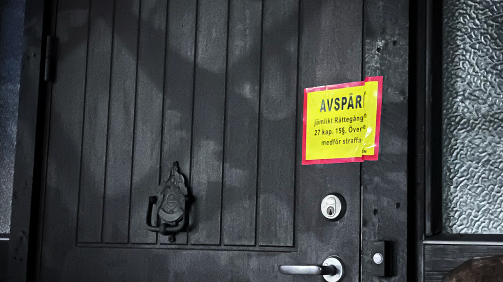 På onsdagen den 21 februari spärrade polisen av en bostad i Skelleftehamn efter att en kvinna påträffats död. Ärendet rubriceras som misstänkt mord.