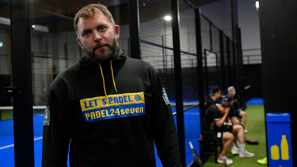 Johan Åsberg äger Padel24seven. Bilden är tagen vid öppningen av hallen i Skellefteå.