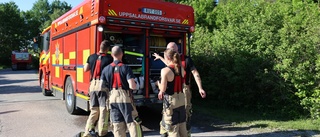 Brand i närheten av hus i Vänge