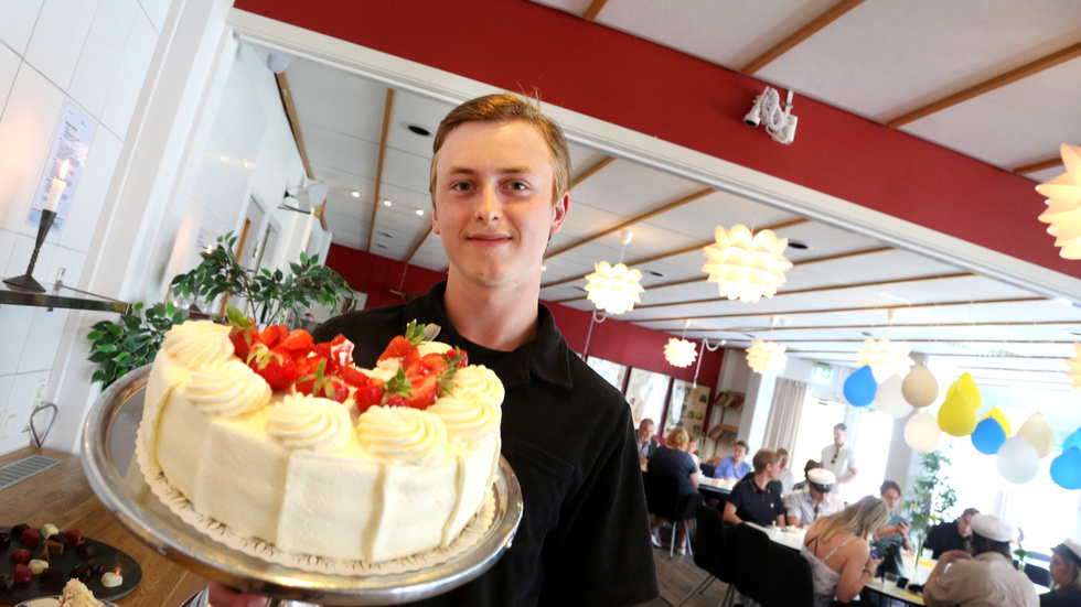 20-årige Aron Jegerhjelm fick stipendium till minne av Georg Hall. Något som firades med tårta på Wisbygymnasiet.