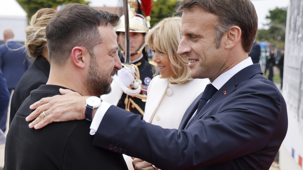 Ukrainas president Volodymyr Zelenskyj och Frankrikes president Emmanuel Macron hälsar i Normandie på torsdagen.