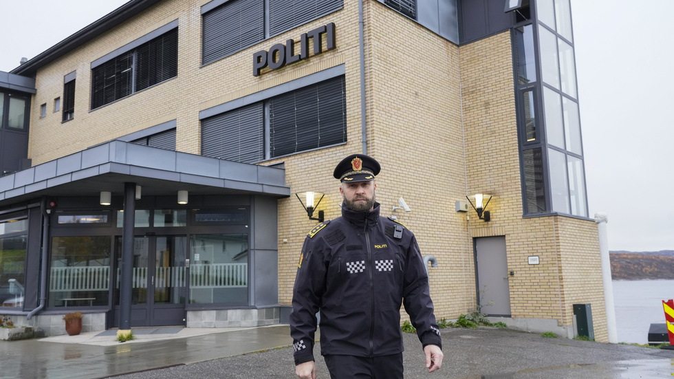 En polis vid gränsövergången i nordnorska Storskog i oktober 2022.