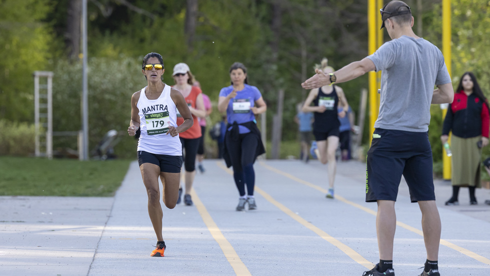 Hemmalöparen Emma Croner från arrangörsklubben Mantra vann Vårruset 5 kilometer. 