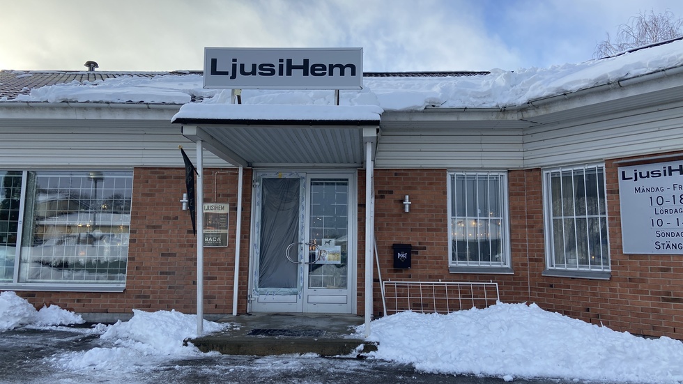 När personal anlände upptäckte de att tjuven först försökt ta sig in genom entrén.