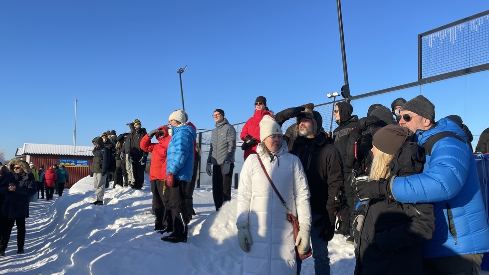Publiken är på plats i kylan för att heja på simmarna.