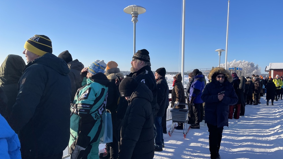 Publiken är på plats och hejar på simmarna i kylan.