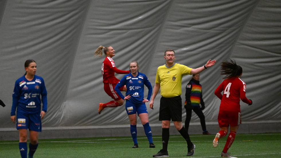 Emma Viklund, med Morön BK som moderklubb, gjorde båda målen när Piteå IF vann med 2–0 mot Sunnanå SK.