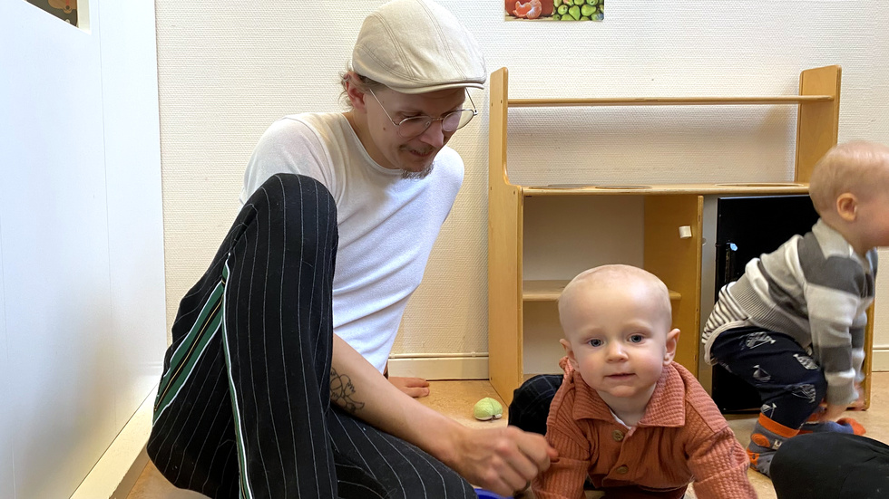 Pappan Wictor Utter och sonen Wille Utter Öhrn leker tillsammans inne på öppna förskolan Fenix.