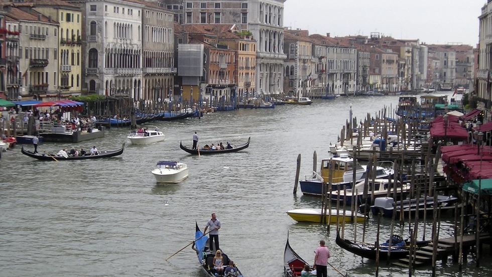 Nu kostar det att besöka Venedig under dagen. Alla är inte nöjda med beslutet och boende samt föreningar i staden har valt att protestera mot införandet. Arkivbild.