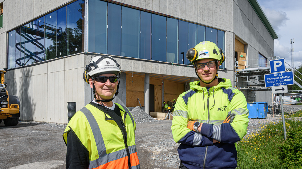 Jan-Henrik Hallebjörk, projektledare Luleå kommun och Gustaf Brännström, arbetsledare vid NCC, utanför entrén till badhuset.