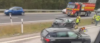 Rörigt på E4:an efter stor krock – folk vänder mitt på motorvägen