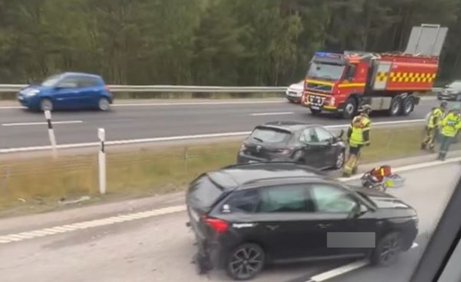 Så här såg det ut på olycksplatsen på E4 norr om Norrköping på fredagseftermiddagen.