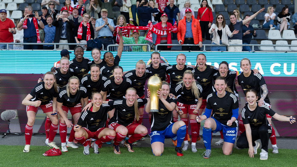 Piteås spelare jublar med pokalen efter finalen i Svenska Cupen mellan Häcken och Piteå IF.