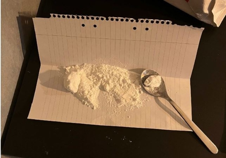 I en bostad i Uppsala låg kokain framme när polisen tog sig in. Nu åtalas fyra personer för olika grader av narkotikabrott. 