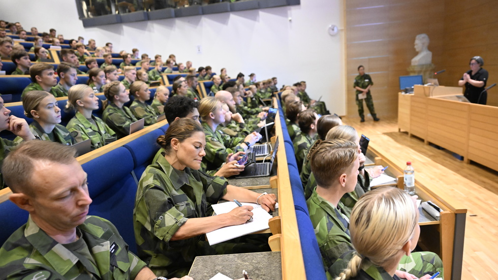 Kronprinsessan Victoria har påbörjat sin officersutbildning.