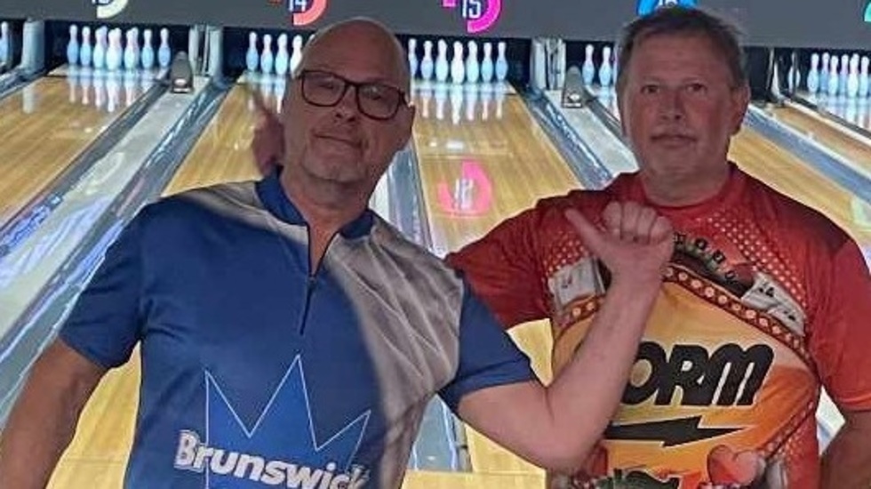 Nyköpingsbowlarna Johan Åberg och Anders Hagberg efter att ha tagit sig till final i en fransk tävling.