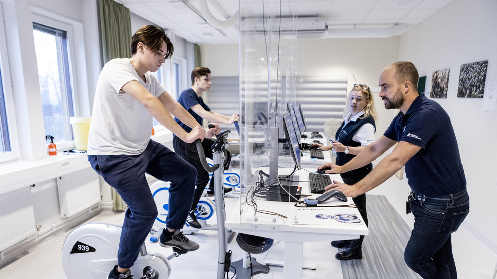 Besök på mönstringskontoret. Cykeltest pågår.
