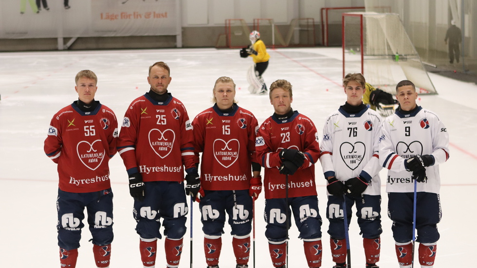 Cim Jacobsson (till höger) trivs bra i sin nya hemstad. "Det känns väldigt bra i laget. Jag har kommit in i gruppen på ett bra sätt. Nu gäller det bara att få ut det på isen, vilket jag ändå tycker har gått helt okej än så länge", säger han. På bilden från vänster Olle Ekholm, Linus Doktare, Jasu Koljanen, Karl Ström-Arnell, Tim Ringqvist och Cim Jacobsson.