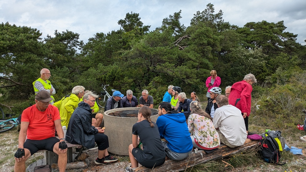 Cykelfrämjandet Gotland fikar vid Lummelundakusten.