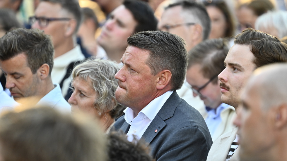 Socialdemokraternas partisekreterare Tobias Baudin fångades på bild när han stod i publiken och lyssnade då Muharrem Demirok talade i Almedalen tidigare i somras. Baudin har lite att fundera på. Så är det. 