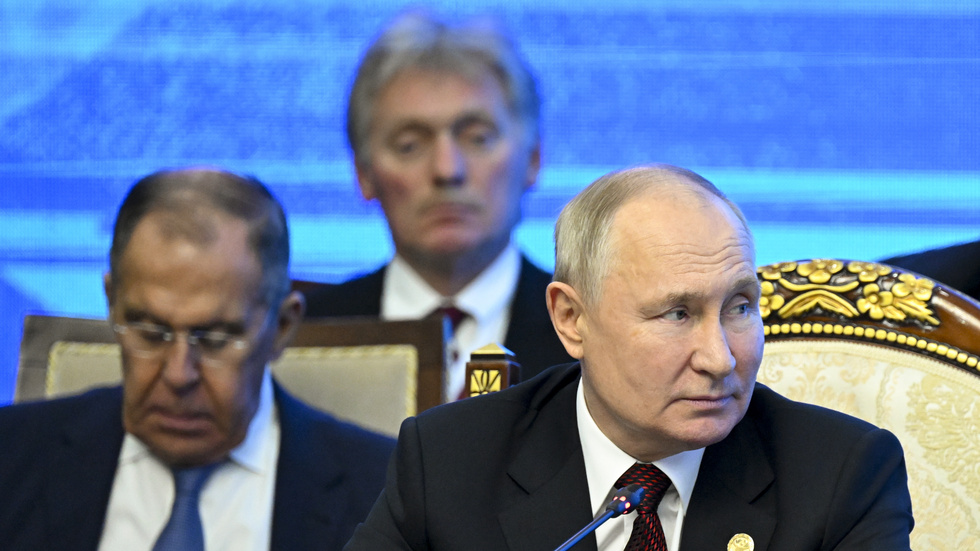 Rysslands president Vladimir Putin i förgrunden. Till vänster i bild sitter utrikesminister Sergej Lavrov och längst bak presstalespersonen Dmitrij Peskov. Arkivbild.