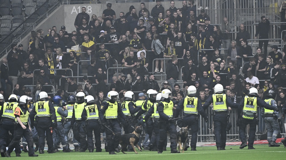 Poliser med kravallutrustning och hundar ryckte ut mot uppretade supportrar som kastade stolar och bengaler under derbyt mellan Djurgården och AIK i maj förra året.