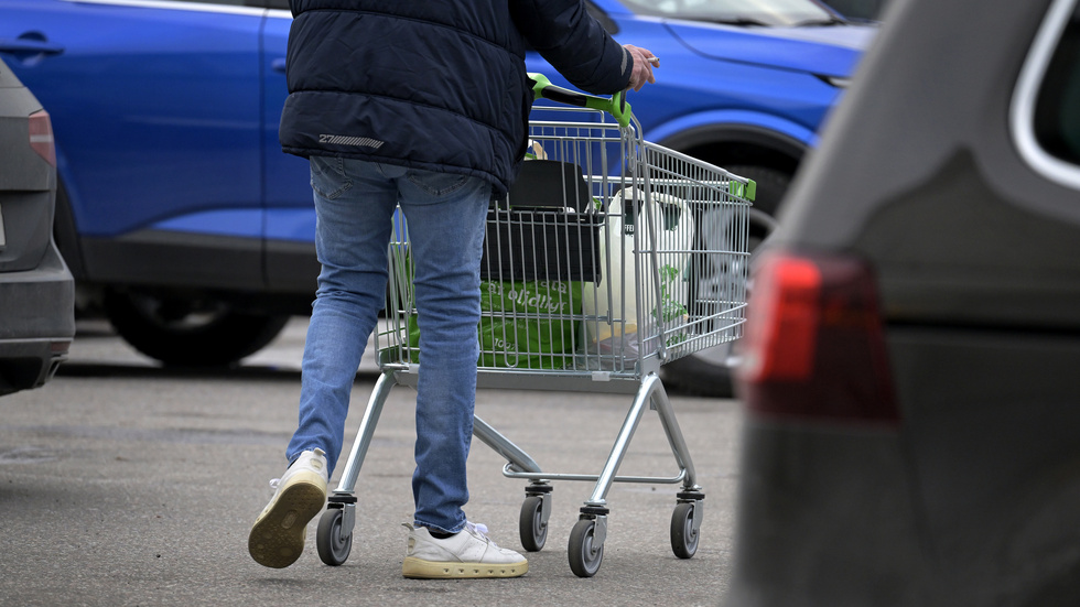 "Du skrapade sönder min bils dörrhandtag och dörrlist flera centimeter utan att ge dig till känna", skriver insändarskribenten som fick sin bil delvis förstörd på parkeringen utanför en matvaruaffär i Piteå. (Arkivbild)