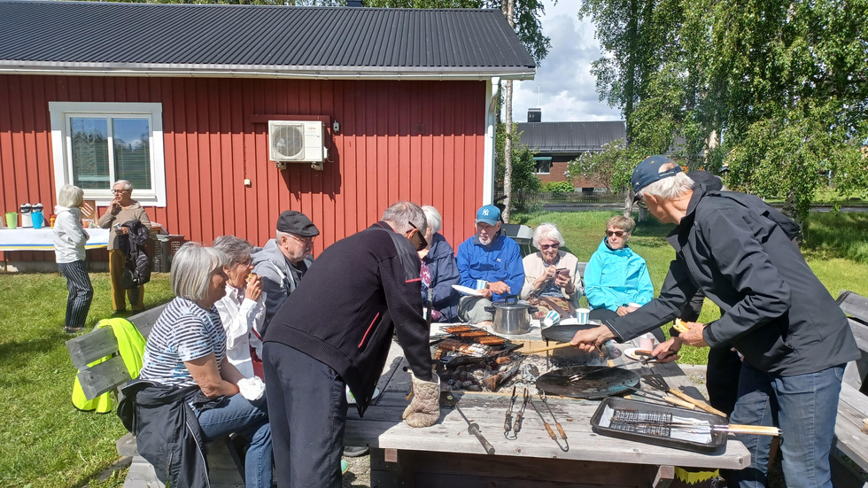 Korv och hamburgare lades på grillen.