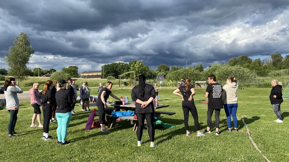 Linda Markewall har hittills anordnat två bootcamp-pass vid Sköldinge IP nu i sommar. Under tisdagens träning var det en bra anslutning av starka kvinnor som kämpade på väl. 